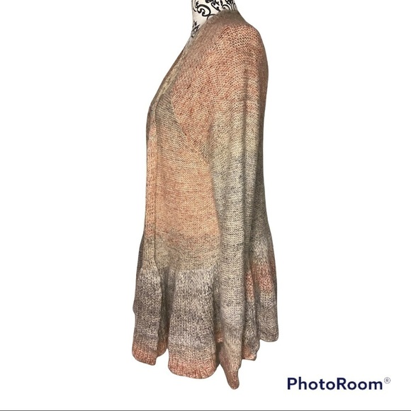 𝅺KNITTED and knotted peplum ombré sweater - Picture 4 of 7